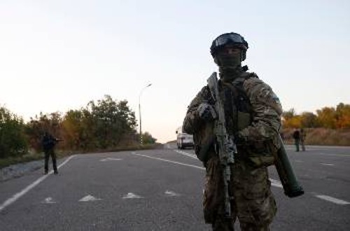 Ουκρανός στρατιώτης κοντά στη ζώνη όπου θα απαγορεύονται τα βαρέα όπλα