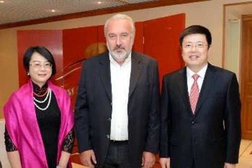 Ο Θ. Κωνσταντινίδης με τον πρέσβη της Κίνας, Ζου Σαολί