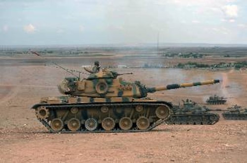 Δεκάδες τουρκικά άρματα μάχης έχουν αναπτυχθεί στην τουρκο-συριακή μεθόριο περιμένοντας εντολή για μία επικίνδυνη επέμβαση στο συριακό έδαφος