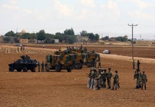 Θωρακισμένα οχήματα του τουρκικού στρατού σε απόσταση αναπνοής από τα σύνορα με τη Συρία