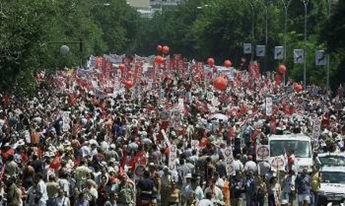 Ενα ατέλειωτο πλήθος διαδηλώνει στο κέντρο της Σεβίλλης