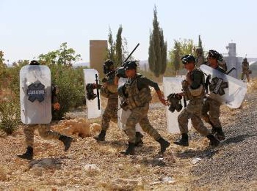 Τούρκοι στρατιώτες στα σύνορα με την Συρία κοντά στην πόλη Κομπανί