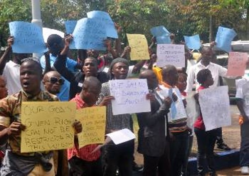 Από χτεσινή διαδήλωση, στην πρωτεύουσα της Λιβερίας, Μονρόβια, όπου καταγγέλθηκε η κυβέρνηση για τα ελλιπή μέτρα που παίρνει για την αντιμετώπιση του ιού