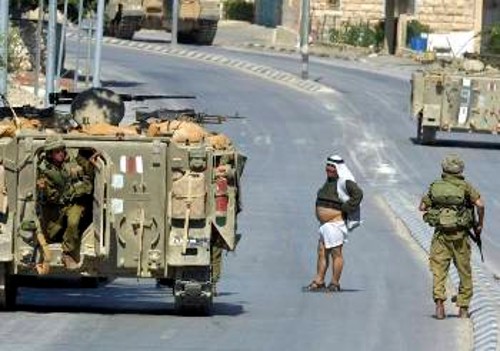 Ισραηλινοί στρατιώτες υποχρεώνουν Παλαιστίνιο να γδυθεί στο δρόμο