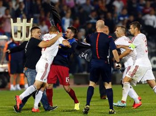 Ακόμα και οι παίκτες πήραν μέρος στα επεισόδια στον αγώνα Σερβίας - Αλβανίας