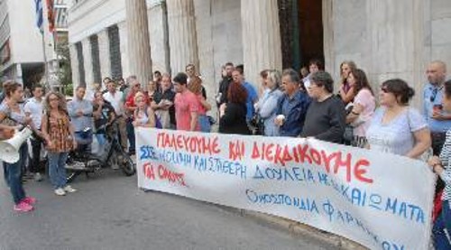 Από κινητοποίηση της Ομοσπονδίας και του Συνδικάτου ενάντια στην προσπάθεια για καταστρατήγηση του ωραρίου στις φαρμακαποθήκες, με τις πλάτες του Δήμου της Αθήνας