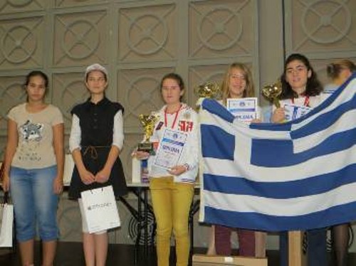Με την Ελληνική σημαία εκφράζουν τη χαρά τους οι Πωταθλήτριες Ευρώπης, Αβραμίδου Αναστασία(δεξιά) και Τσολακίδου Σταυρούλα.
