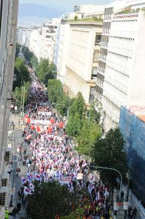 Ενα ποτάμι διαδηλωτών έγιναν όλοι οι κεντρικοί δρόμοι της Αθήνας (στη φωτ. τμήμα της Σταδίου)