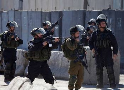 Ισραηλινές δυνάμεις καταστολής σε σημείο ελέγχου στην Ιερουσαλήμ στις συγκρούσεις με Παλαιστινίους χτες
