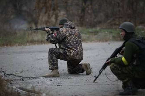 Οι μάχες στην Ουκρανία, με υφέσεις και εξάρσεις, συνεχίζονται