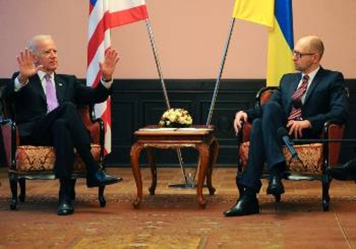 Ο Αμερικανός αντιπρόεδρος με τον άνθρωπό του Γιατσενιούκ στο Κίεβο