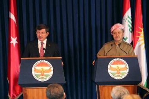 Ο Τούρκος πρωθυπουργός, Α. Νταβούτογλου, με τον Μασούντ Μπαρζανί, Πρόεδρο της κουρδικής αυτόνομης περιοχής του Β. Ιράκ