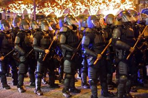 Η στρατιωτικού τύπου εκπαίδευση και αμφίεση των αστυνομικών στην Ατλάντα «βγάζει μάτι»...
