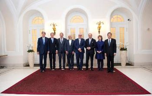 Οι διαπραγματευτές στις συνομιλίες στη Γενεύη, από αριστερά προς τα δεξιά, οι ΥΠΕΞ, των ΗΠΑ Τζ. Κέρι, Βρετανίας Φ. Χάμοντ, Ρωσίας Σ. Λαβρόφ, Ιράν Μ. Τζ. Ζαρίφ, Γερμανίας Φρ. Β. Σταϊνμάγερ, Γαλλίας Λ. Φαμπιούς, η Κ. Αστον από την ΕΕ και ο ΥΠΕΞ της Κίνας Βανγκ Γι