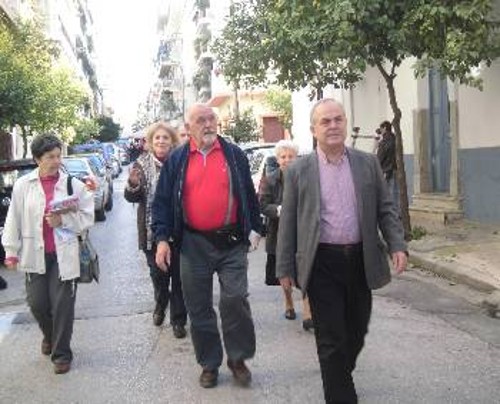 Από περιοδεία της «Λαϊκής Συσπείρωσης» με τον υποψήφιο δήμαρχο Καισαριανής, Ηλία Σταμέλο