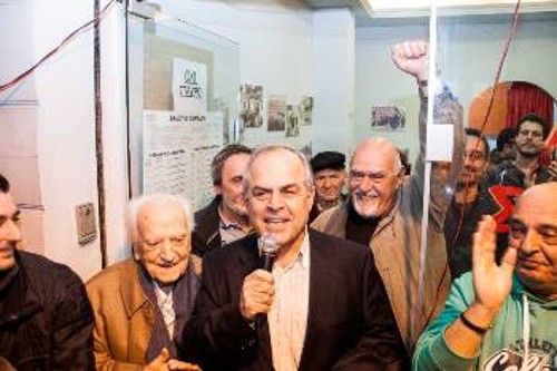 Ο Ηλίας Σταμέλος πλαισιωμένος από τον Π. Μακρή και τον Γ. Κατημερτζή, κομμουνιστές - πρώην δημάρχους Καισαριανής