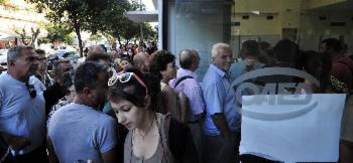 Χιλιάδες άνεργοι δεν δικαιούνται ούτε το πενιχρό επίδομα του ΟΑΕΔ, αλλά ο Οργανισμός «μοιράζει» τα διαθέσιμά του για τις ανάγκες του κρατικού δανεισμού