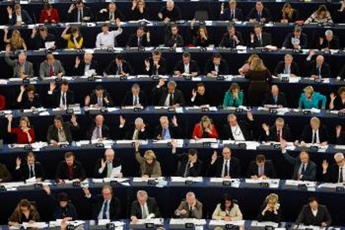 Η έκθεση του Ευρωκοινοβουλίου προωθεί το ξαναγράψιμο της Ιστορίας, αλλά και την ποινικοποίηση της πολιτικής δράσης που αμφισβητεί τις ιμπεριαλιστικές ενώσεις όπως η ΕΕ