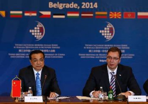Από τη συνέντευξη Τύπου που έδωσαν την Τρίτη οι πρωθυπουργοί Κίνας Λι Κεκιάνγκ και Σερβίας Αλεξάνταρ Βούτσιτς