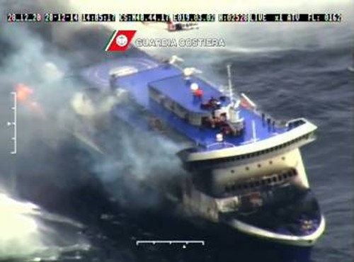 Το φλεγόμενο πλοίο, από την κάμερα της ιταλικής Ακτοφυλακής