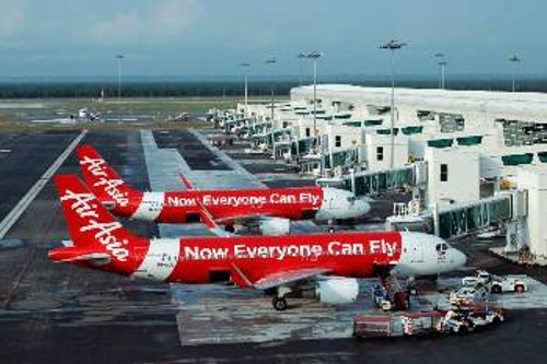 Η «AirAsia» περηφανεύεται ότι κατάφερε «τώρα όλοι (να) μπορούν να πετάξουν»