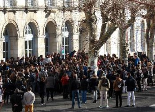 Μαθητές σε σχολεία της Γαλλίας συμμετείχαν στις τελετές μνήμης για τα θύματα από την επίθεση στο γαλλικό περιοδικό