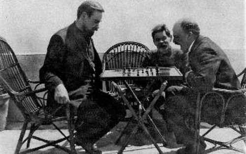 Ο Μπογκντάνοφ παίζει σκάκι με τον Λένιν
