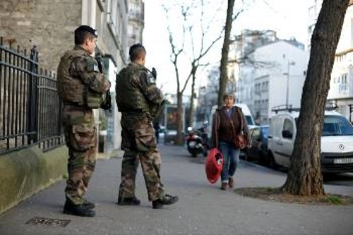 Η παρουσία του στρατού είναι εμφανέστατη στις πόλεις της Γαλλίας