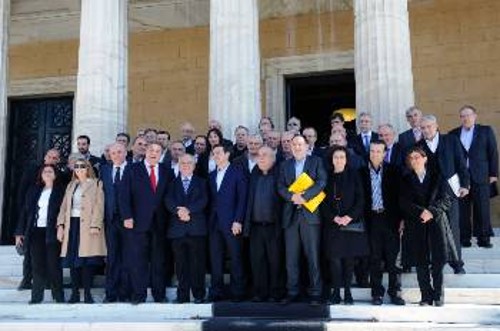 «Οικογενειακή» φωτογραφία της πρώτης κυβέρνησης ΣΥΡΙΖΑ - ΑΝΕΛ στα σκαλιά της Βουλής
