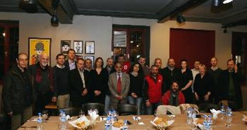 Οι εκπρόσωποι των ΚΚ, που συμμετείχαν στη συνεδρίαση της Ομάδας Εργασίας, με απεργούς Τούρκους μεταλλεργάτες