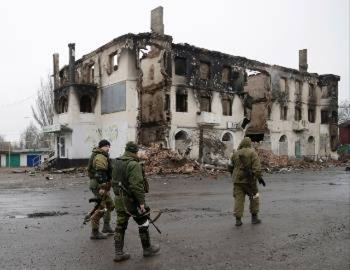 Βομβαρδισμένο κτίριο σε περιοχή στην Ανατολική Ουκρανία που ελέγχουν οι πολιτοφύλακες, απόδειξη της βαρβαρότητας της σύγκρουσης