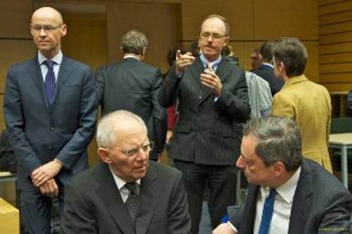 Ο Γερμανός υπουργός Οικονομικών Β. Σόιμπλε με τον πρόεδρο της Ευρωπαϊκής Κεντρικής Τράπεζας Μ. Ντράγκι
