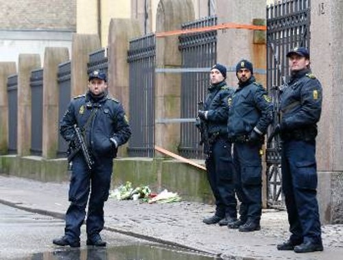 Δανοί αστυνομικοί περιπολούν σε δρόμο της Κοπεγχάγης