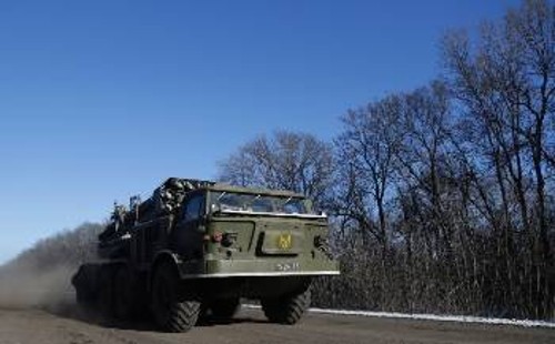 Στρατιωτικά οχήματα των δυνάμεων της κυβέρνησης του Κιέβου φτάνουν κοντά στο Ντεμπάλτσεβε