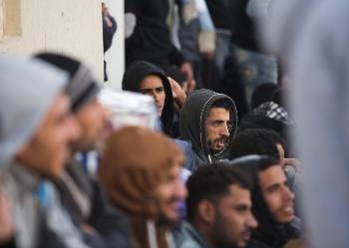 Μετανάστες από την Αίγυπτο στη Λιβύη που περιμένουν να φύγουν