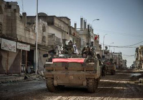Τουρκικά άρματα μάχης στη συριακή πόλη Κομπανί, επιστρέφουν από την «απομάκρυνση» του τάφου