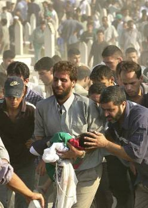 Το νεκρό κορμάκι της - μόλις - δίμηνης Ντιάνας Ράμι Ματάρ στα χέρια του απαρηγόρητου πατέρα της, θύματος της δολοφονικής επίθεσης των Ισραηλινών στη Γάζα