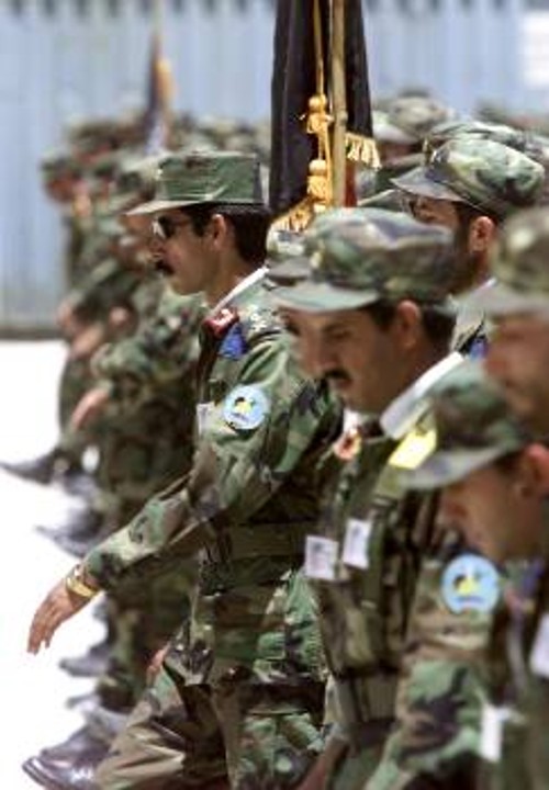 Αφγανοί στρατιώτες ενώ εκπαιδεύονται από άνδρες της διεθνούς δύναμης στη στρατιωτική Ακαδημία της Καμπούλ
