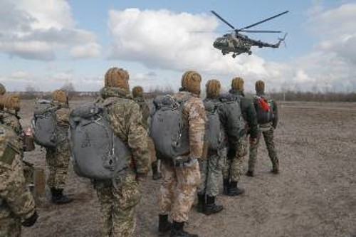 Από τα γυμνάσια του ουκρανικού στρατού που εκπαιδεύεται με αμερικανικές «πλάτες»