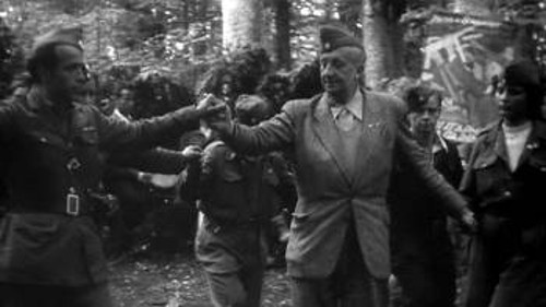 Ο Πωλ Ελυάρ το 1949 με τους μαχητές στον Γράμμο