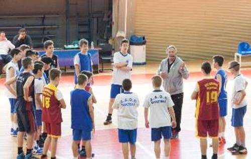 Τα σεμινάρια του Κώστα Μίσσα για τα μυστικά του μπάσκετ έτυχαν μεγάλης απήχησης από τα παιδιά του Δήμου Πετρούπολης