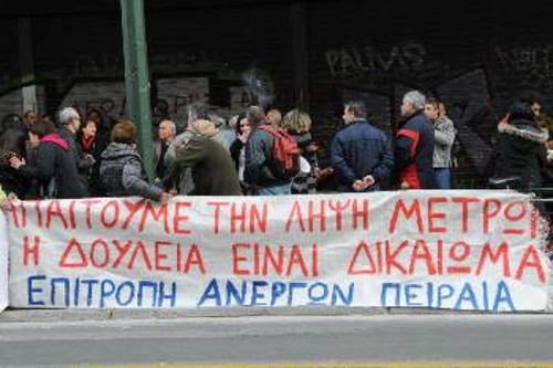 Μόλις την περασμένη βδομάδα άνεργοι και συνδικάτα διαδήλωσαν έξω από το υπουργείο Εργασίας, ζητώντας μέτρα προστασίας και έκτακτη οικονομική ενίσχυση ενόψει του Πάσχα. Γι' αυτούς όμως λεφτά δεν υπάρχουν!