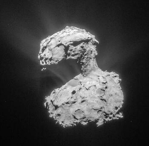 Τα ρεύματα των εκλυόμενων αερίων και σκόνης από την επιφάνεια του κομήτη, που είναι πια πολλαπλά και έντονα καθώς πλησιάζει στο περιήλιο, μεγαλώνουν την κόμη και την ουρά του