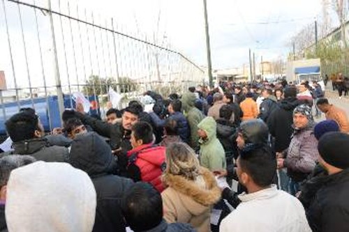 Οι μετανάστες συνωστίζονται από το ξημέρωμα στη Διεύθυνση Αλλοδαπών για να κερδίσουν λίγο παραπάνω χρόνο παραμονής στην Ελλάδα