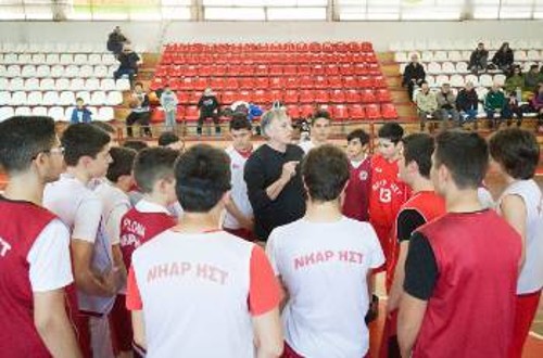 Ο Κώστας Μίσσας διδάσκει τα μυστικά του μπάσκετ στα παιδιά της Καισαριανής