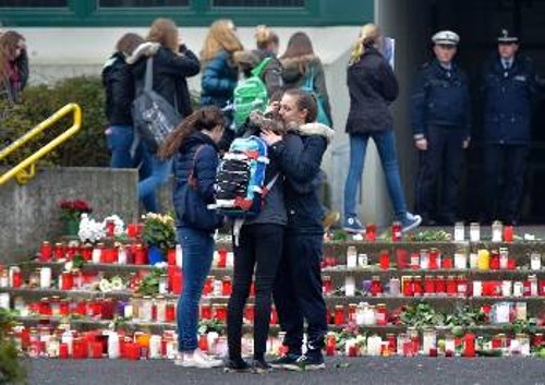 Συμμαθητές των 16 εφήβων από γυμνάσιο της Γερμανίας που βρήκαν τραγικό θάνατο στη Γαλλία
