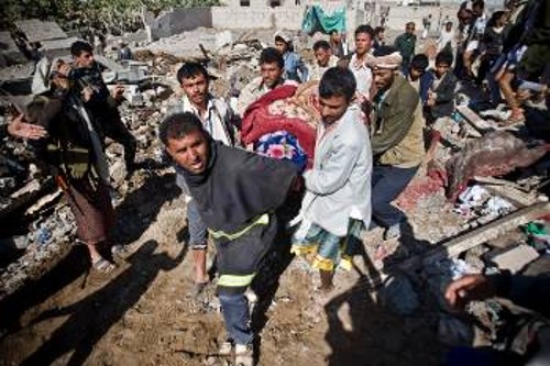 Νεκροί και τραυματίες ανασύρονται κατά δεκάδες από τα συντρίμμια κτιρίων