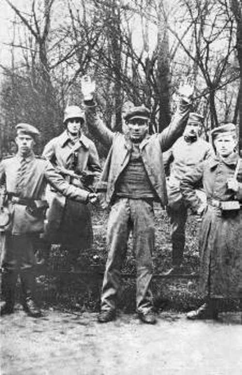1919 σύλληψη «Σπαρτακιστή» από την Ράιχσβερ της σοσιαλδημοκρατικής κυβέρνησης