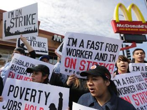 Εργαζόμενοι των ΗΠΑ στις αλυσίδες «γρήγορου φαγητού» διαδηλώνουν για αυξήσεις στα μεροκάματα