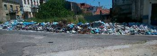 Τεράστιοι κίνδυνοι για την υγεία του λαού του Πύργου από τα σκουπίδια, που εδώ και 7 μήνες κάνουν «βουνά» στους δρόμους...
